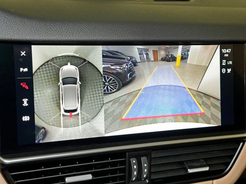 Certified 2022 Porsche Cayenne w/ Premium Package image 28