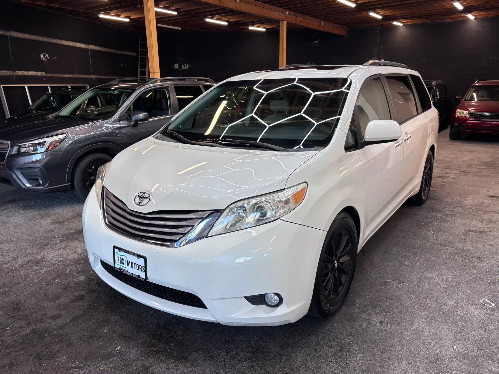 Used 2015 Toyota Sienna XLE w/ XLE Navigation Package FWD image 3