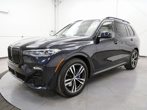 Used 2022 BMW X7 M50i image 3