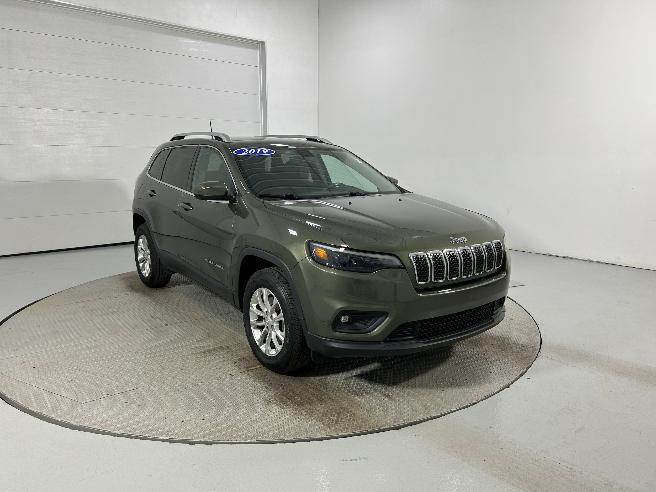 Used 2019 Jeep Cherokee Latitude w/ Cold Weather Group AWD/4WD image 2