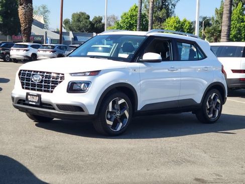 Used 2025 Hyundai Venue SEL FWD image 2
