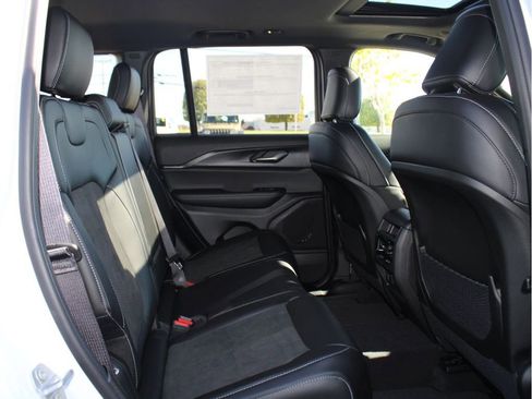 New 2025 Jeep Grand Cherokee Altitude image 30