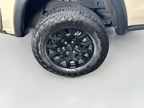 Used 2024 Chevrolet Colorado Trail Boss w/ Technology Package AWD/4WD image 11