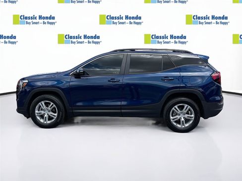 Used 2023 GMC Terrain SLE w/ Driver Convenience Package image 4