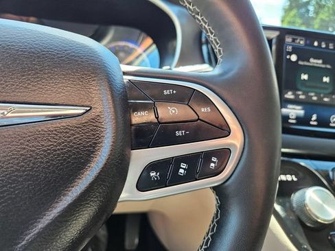 Used 2024 Chrysler Pacifica Touring-L FWD image 34