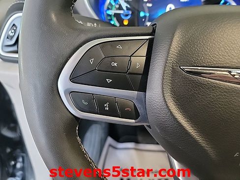 Used 2023 Chrysler Pacifica Touring-L FWD image 18