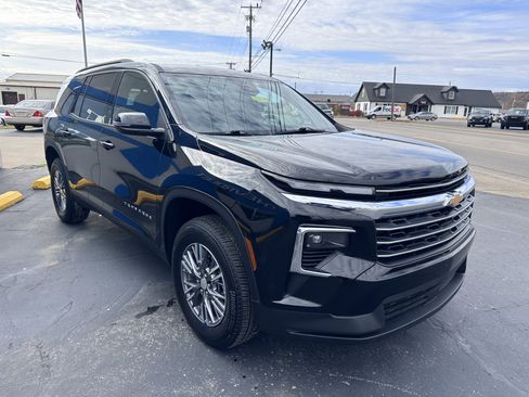 Used 2025 Chevrolet Traverse LT image 2