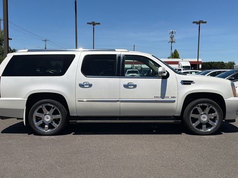 Used 2011 Cadillac Escalade ESV Premium AWD/4WD image 3
