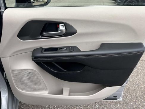 Used 2024 Chrysler Pacifica Touring-L FWD image 15