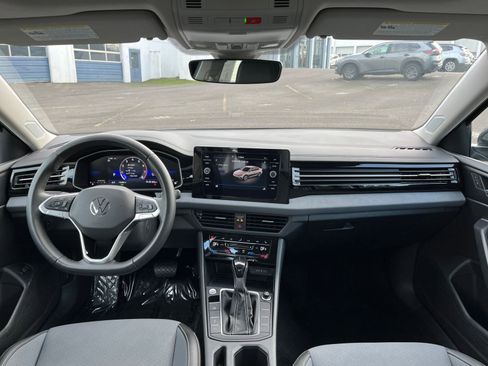 Used 2025 Volkswagen Jetta SE image 34