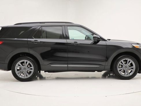 Used 2022 Ford Explorer XLT w/ Equipment Group 202A image 2