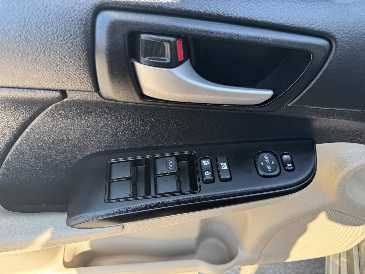 Used 2014 Toyota Camry LE FWD image 12