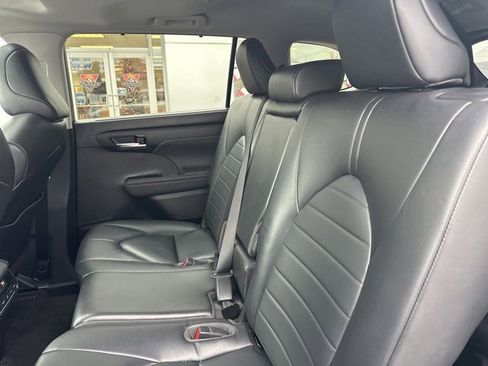 Used 2023 Toyota Highlander L image 14