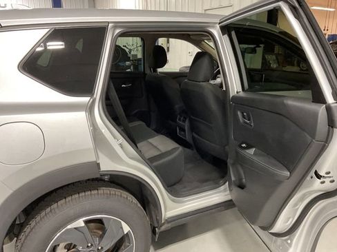 Used 2025 Nissan Rogue SV image 12