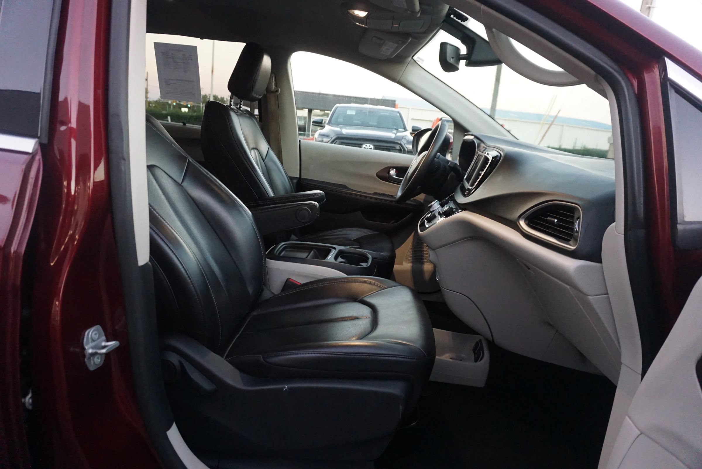 Used 2021 Chrysler Voyager Lxi FWD image 20