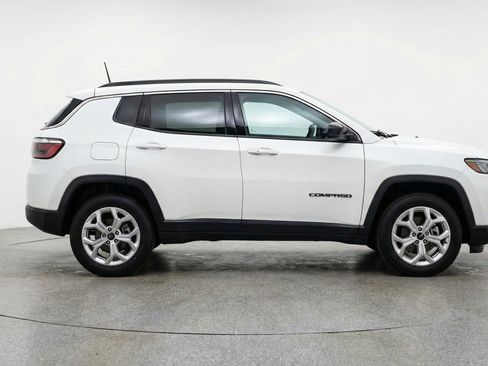 Used 2025 Jeep Compass Latitude AWD/4WD image 11