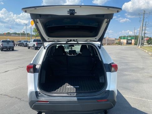 Used 2021 Toyota RAV4 LE FWD image 9