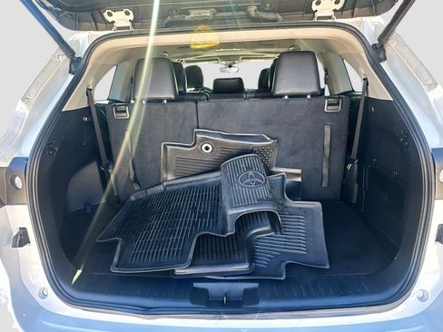 Used 2022 Toyota Highlander XLE image 26