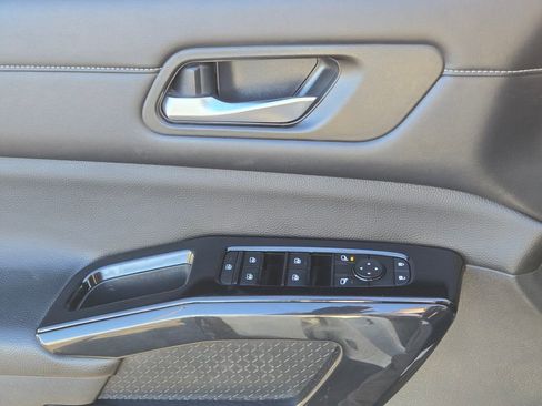 Used 2022 Nissan Pathfinder SV image 18