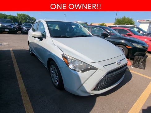 Used 2019 Toyota Yaris L FWD image 3
