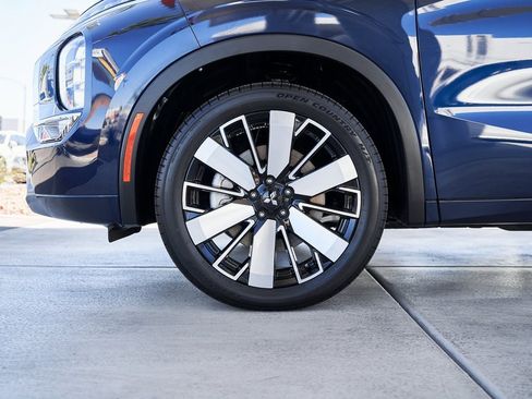 Used 2025 Mitsubishi Outlander SEL image 3