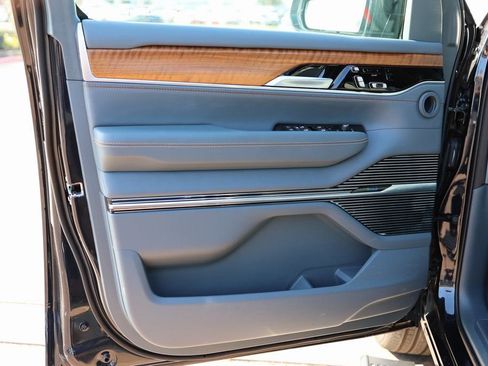 Used 2023 Jeep Grand Wagoneer Series II image 16