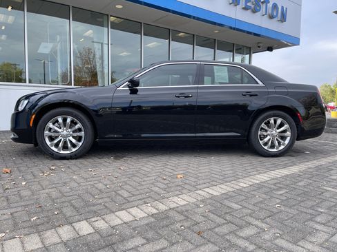 Used 2022 Chrysler 300 Touring image 2