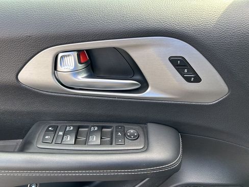 Used 2024 Chrysler Pacifica Premium FWD image 16