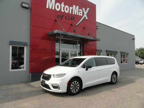 Used 2024 Chrysler Pacifica Limited FWD image 1