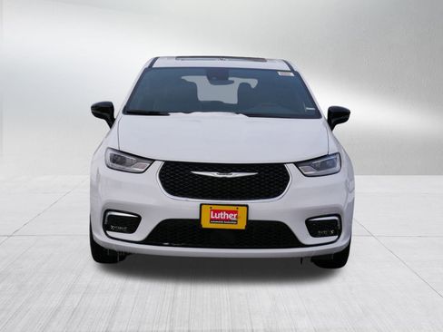 New 2026 Chrysler Pacifica Limited w/ Trailer Tow Group image 2