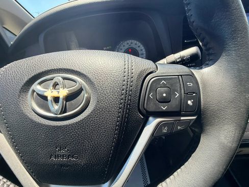 Used 2019 Toyota Sienna SE w/ SE Preferred Package AWD/4WD image 14