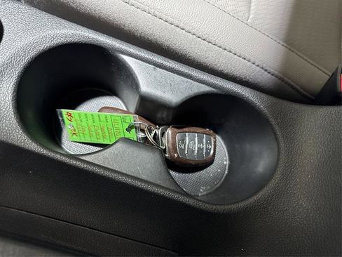 Used 2020 Hyundai Elantra Limited image 25