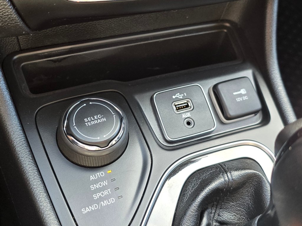 Used 2020 Jeep Cherokee Latitude Plus AWD/4WD image 12
