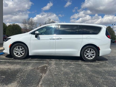 Used 2022 Chrysler Voyager LX image 8