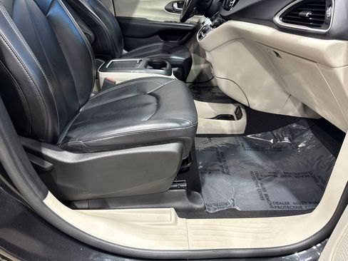 Used 2023 Chrysler Pacifica Touring-L FWD image 57