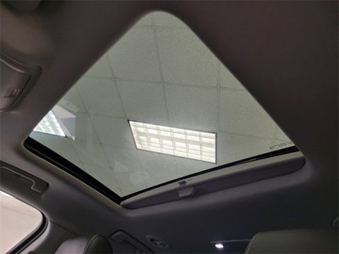 Used 2023 GMC Acadia SLT w/ Technology Package image 18