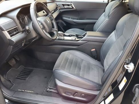 Used 2025 Mitsubishi Outlander AWD image 16
