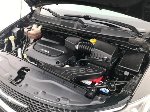 Used 2018 Chrysler Pacifica Touring-L image 55