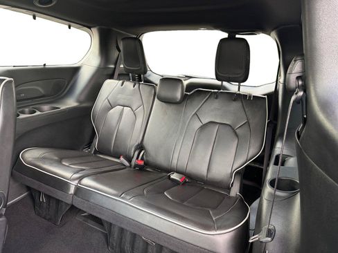 Used 2025 Chrysler Pacifica Limited FWD image 22