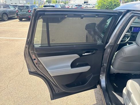 Used 2023 Toyota Highlander XLE AWD/4WD image 41