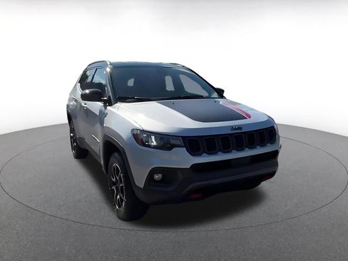 Used 2025 Jeep Compass Trailhawk AWD/4WD image 3