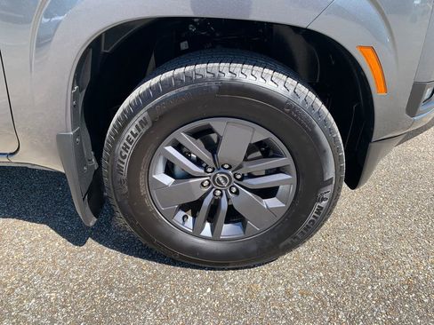 Used 2025 Nissan Frontier SV w/ SV Convenience Package RWD image 9