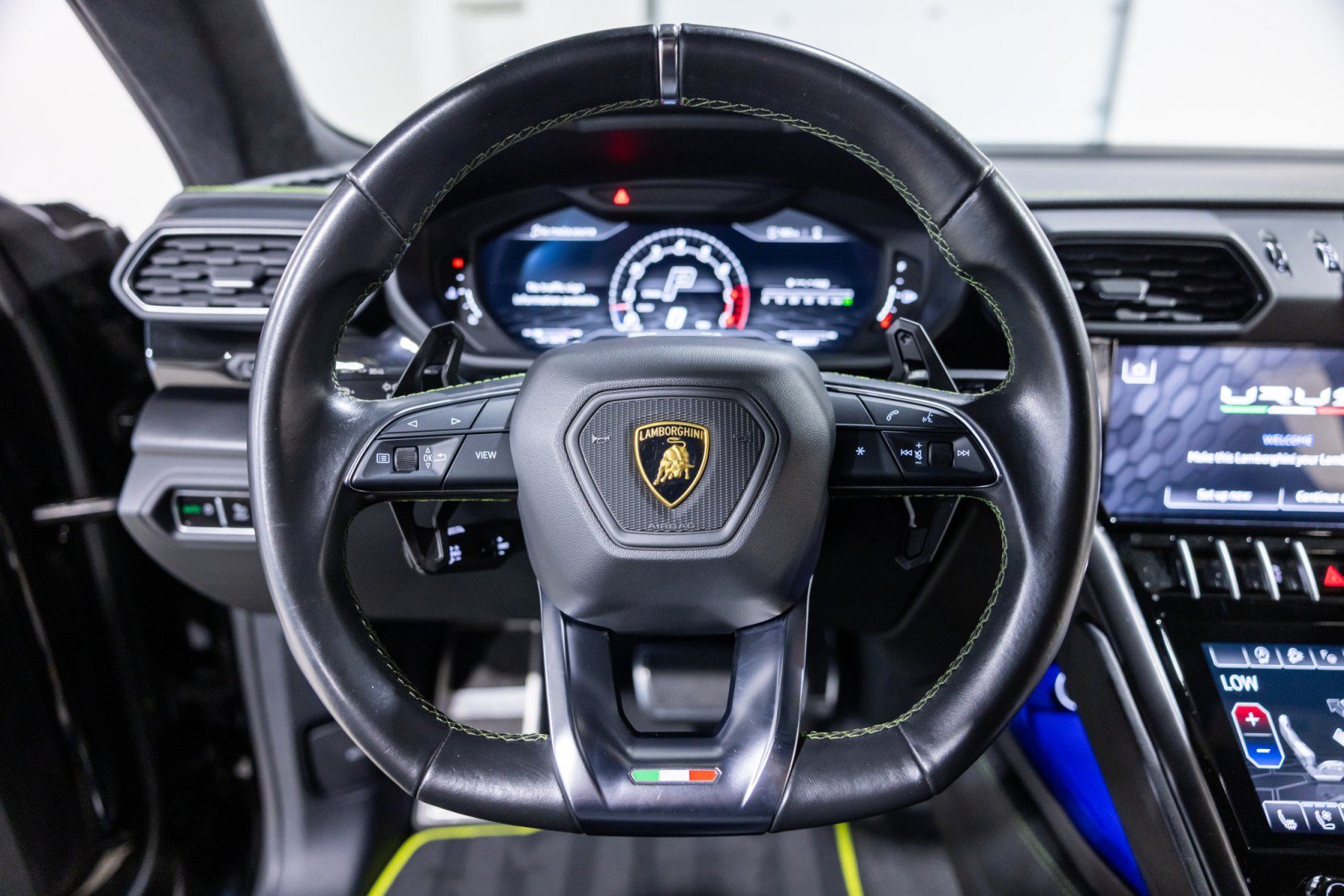 Used 2022 Lamborghini Urus AWD/4WD image 43