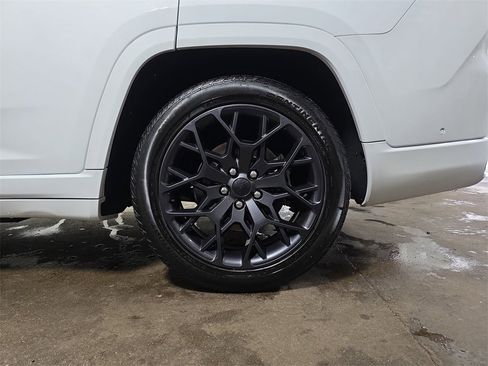 Used 2024 Jeep Grand Cherokee L Summit w/ High Altitude Package image 39