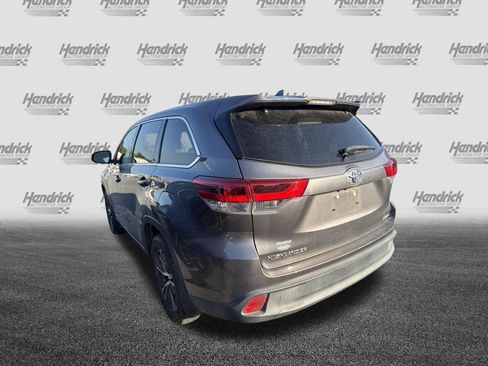 Used 2018 Toyota Highlander Plus AWD/4WD image 8