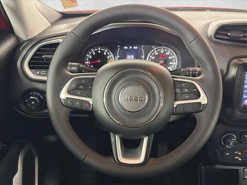 Used 2020 Jeep Renegade Latitude FWD image 23
