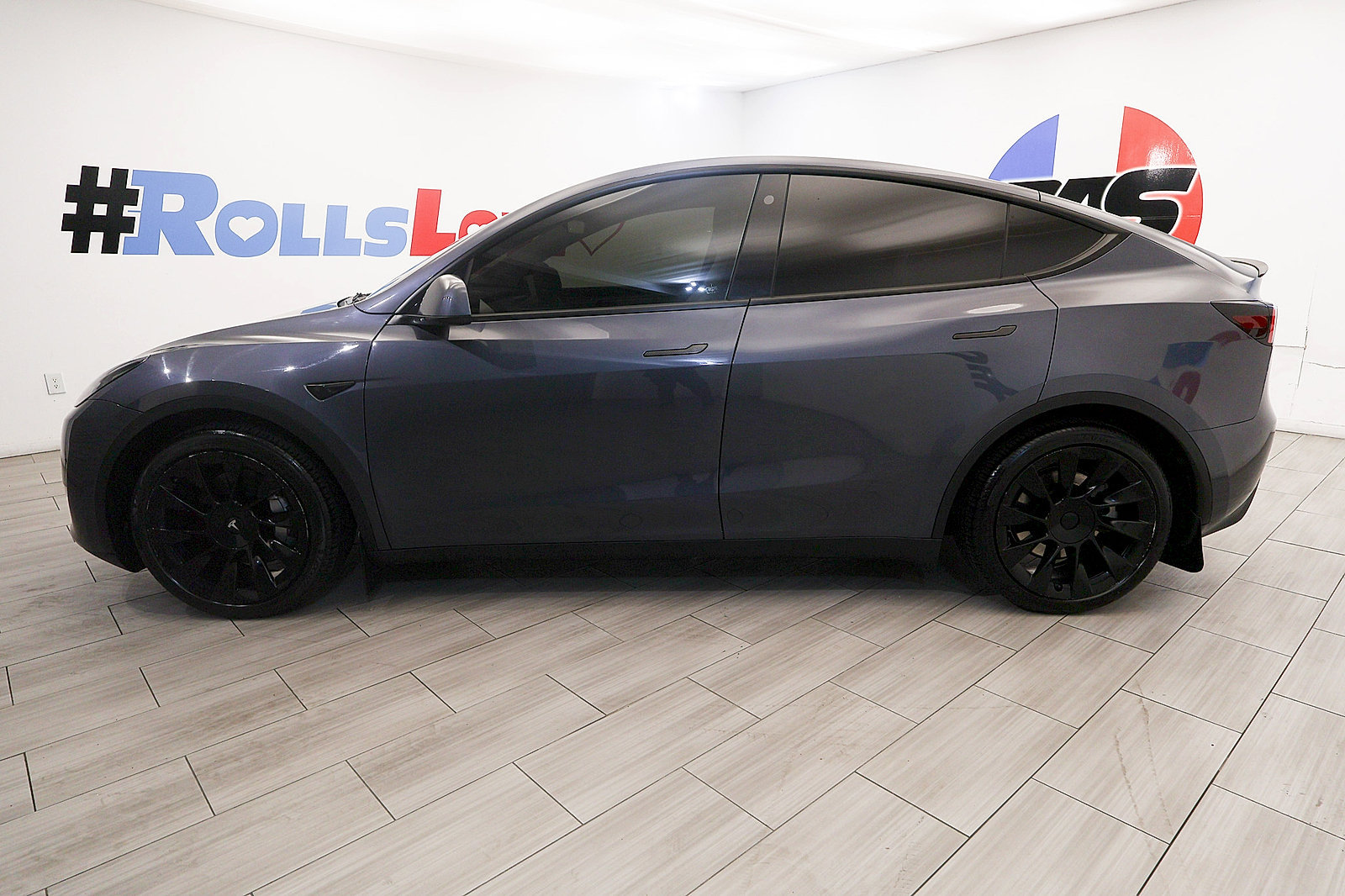 Used 2023 Tesla Model Y AWD image 2