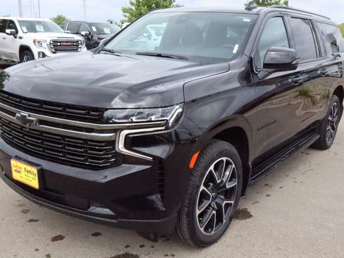 Used 2022 Chevrolet Suburban RST w/ Luxury Package AWD/4WD image 3