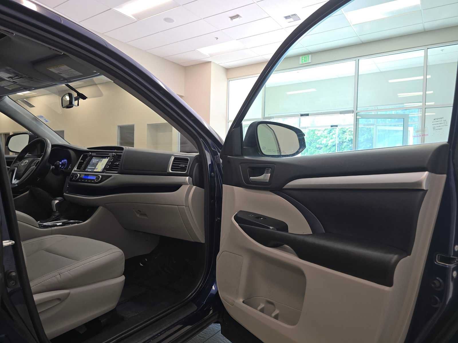 Used 2016 Toyota Highlander XLE AWD/4WD image 30