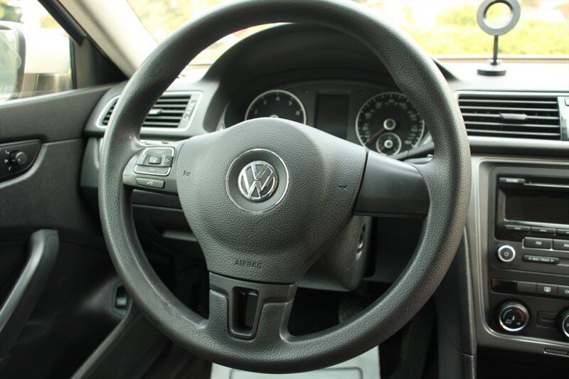 Used 2014 Volkswagen Passat 2.5 S FWD image 16